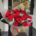Букет из 45 красных роз с эвкалиптом FRIDA FLEURS