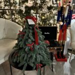 Pom de Crăciun cu fundite roșii