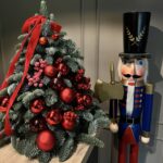 Pom de Crăciun cu jucării roșii și fructe de pădure