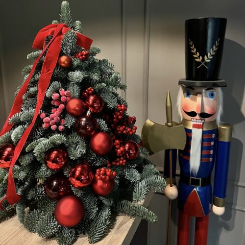 Pom de Crăciun cu jucării roșii și fructe de pădure - livrare flori Chișinău