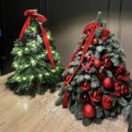 Pom de Crăciun cu jucării roșii și fructe de pădure 1