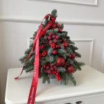 Pom de Crăciun cu jucării roșii și fructe de pădure 2