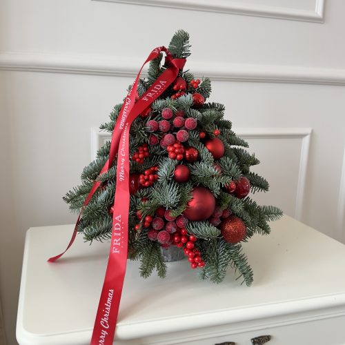 Pom de Crăciun cu jucării roșii și fructe de pădure - фото 2