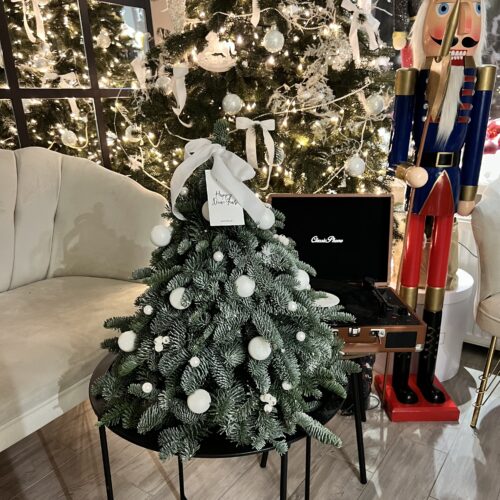 Decorative Christmas tree with white toys - livrare flori Chișinău