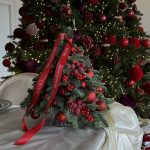 Pom de Crăciun cu jucării roșii și fructe de pădure 3