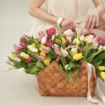 Корзинка с тюльпанами